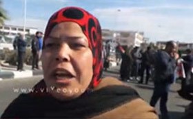 بالفيديو..سيدة لـ”السيسى”: “لو بإيدى أفتح قلبى وأحط صورتك فيه”