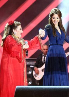 بالصور.. نانسي عجرم تتألق بفستان طويل .. وحضن حميمي من فنانة قديرة