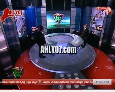بالفيديو .. ميدو يقتحم ستوديو برنامج رياضي على الهواء 