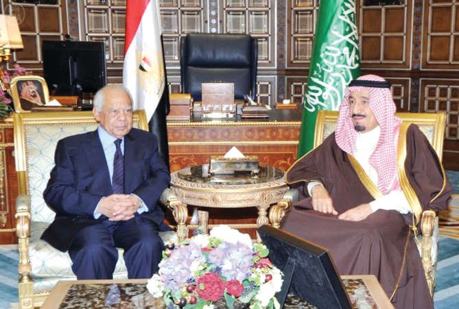 صاحب السمو الملكي الامير سلمان بن عبدالعزيز ولي العهد السعودي نائب رئيس مجلس الوزراء وزير الدفاع مستقبلا رئيس الوزراء المصري حازم الببلاوي في الرياض امس واس