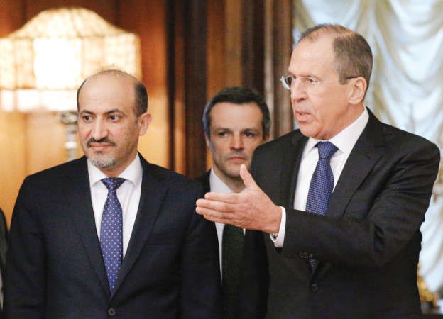 وزير الخارجية الروسي سيرغي لافروف مستقبلا رئيس الائتلاف السوري المعارض احمد الجربا في موسكو امس ا ب 