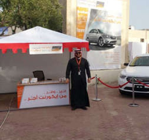 طلال الوعيل في جناح الشركة بمهرجان هلا فبراير في الجزيرة الخضراء