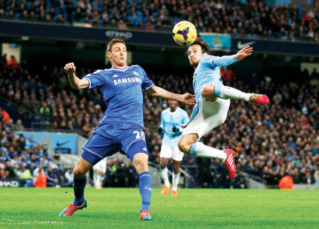 لاعب وسط تشلسي ماتيتش يحاول مضايقة نجم مان سيتي ديفيد سيلفا رويترز