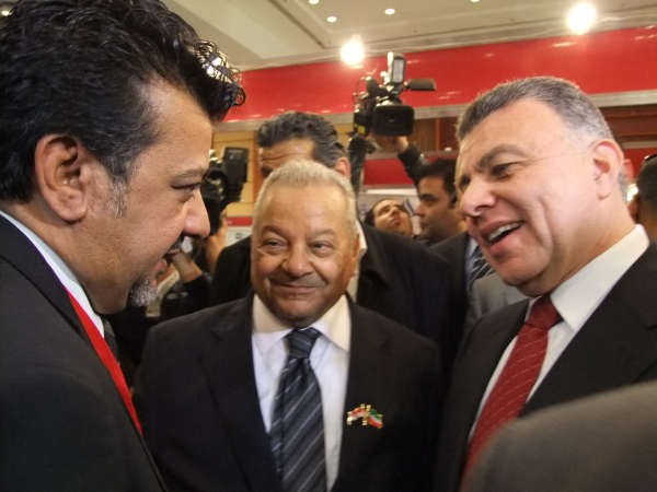 ﻿وزير الاستثمار المصري اسامة صالح مستمعا الى شرح حول نشاط الشركة ﻿