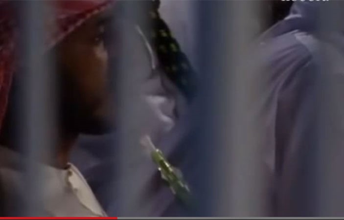بالفيديو.. آخر مزاج.. مشجع يدخن شيشة في مباراة بالدوري الإماراتي