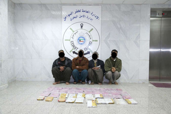 المتهمون بتهريب الحشيش وامامهم المضبوطات﻿