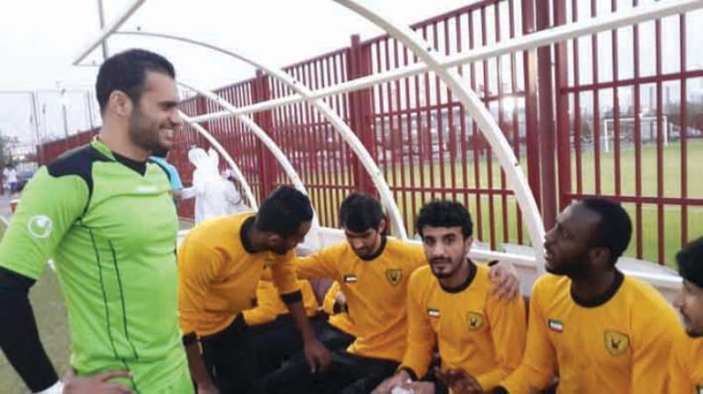 نواف الخالدي يتحدث لزملائه قبل التدريب 