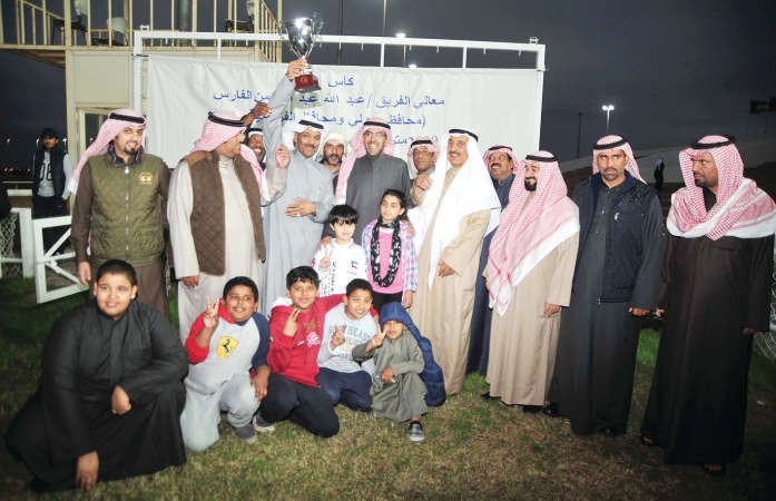 اللواء احمد الابراهيم يسلم الكاس الى سعدون العتيبي بحضور الشيخ ضاري الفهد