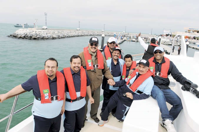 يوسف الجاسم مع اعضاء فريق رحلة الامل