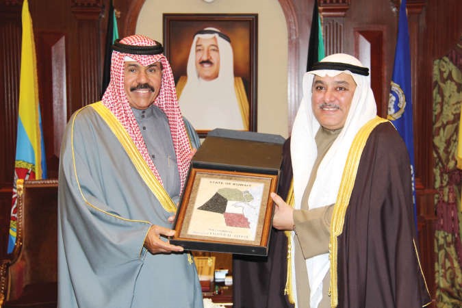 سمو ولي العهد الشيخ نواف الاحمد خلال لقائه السفير يعقوب العتيقي﻿