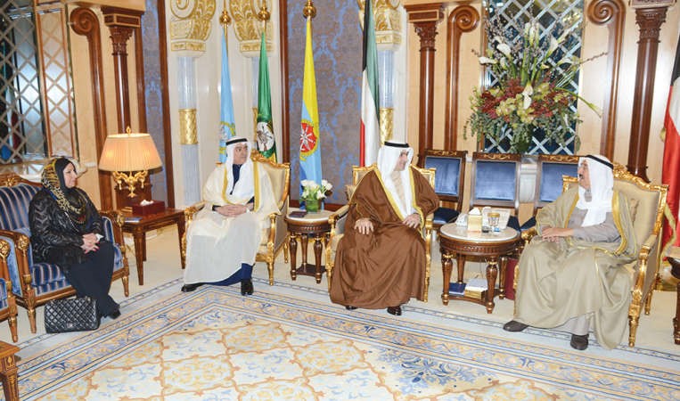 صاحب السمو الامير الشيخ صباح الاحمد مستقبلا ياسر ابل وصلاح المضف ﻿