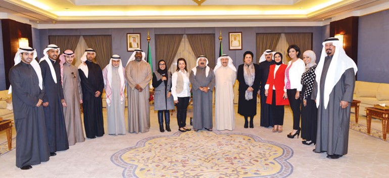  الشيخ ناصر صباح الاحمد مستقبلا رئيس واعضاء مجلس ادارة الجمعية الكويتية للفنون التشكيلية ﻿