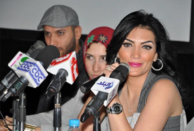 حورية فرغلي بالأبيض والأسود في «ديكور»