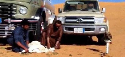 بالفيديو.. حفل خطابي وذبيحة وقصيدة في مراسم إعادة صقر لصاحبه الكويتي من شاب سعودي
