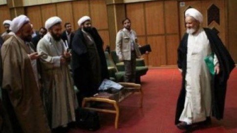 رجل دين إيراني: كثرة المظاهرات تدفع "المهدي" للخروج
