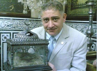 مصر: ما مصير سيف ومكحلة وثوب النبي محمد بمسجد الحسين؟