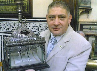 مصر: ما مصير سيف ومكحلة وثوب النبي محمد بمسجد الحسين؟