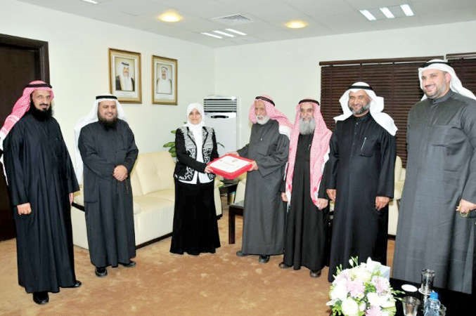 حمود الرومي ومجلس ادارة جمعية الاصلاح يقدمون اصدارات الجمعية للوزيرة هند الصبيح