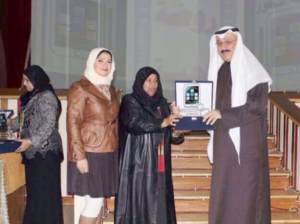 تكريم احدى المعلمات