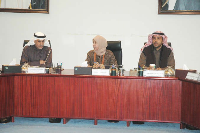 مريم الوتيد متوسطة احمد العبدالجليل ودخالد الرشيد خلال الاجتماع 