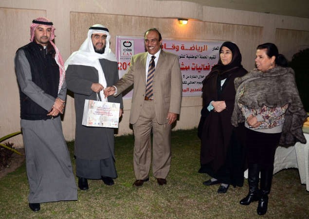 تكريم احد المشاركين في الحملة