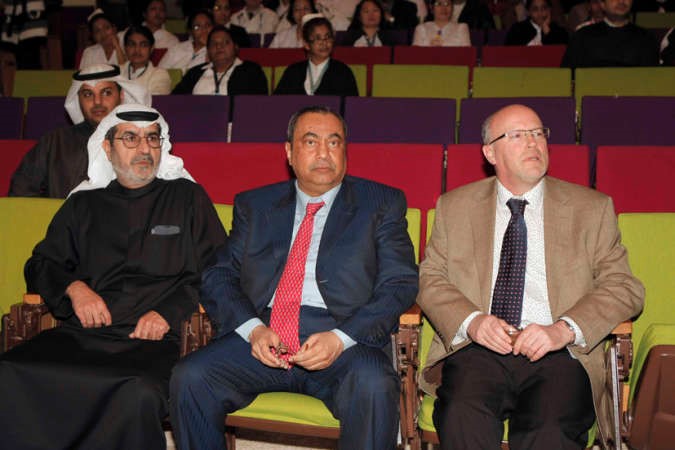 د خالد السهلاوي مع اثنين من المشاركين في الندوة