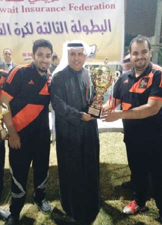 امين عام اتحاد شركات التامين عادل الرميح يسلم كابتن الفريق الفائز كاس البطولة ﻿