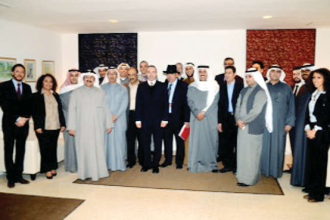 السفير الفرنسي كريستيان نخلة متوسطا ممثلي كلية الحقوق وجمعية المحامين ومعهد الدراسات القضائية