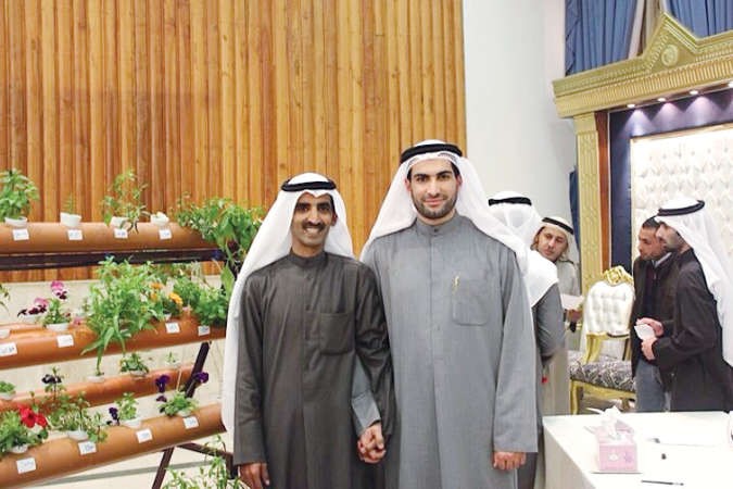 الزميل محمد راتب مع المزارع ناصر العازمي امام نموذج من الزراعة المائية