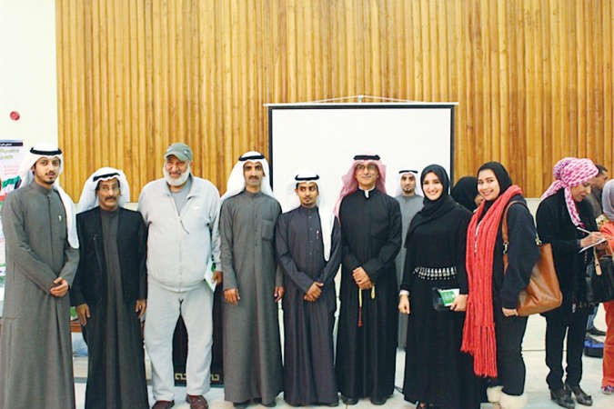 المشاركون في الندوة مع بعض المتطوعين والحضور في صورة جماعية