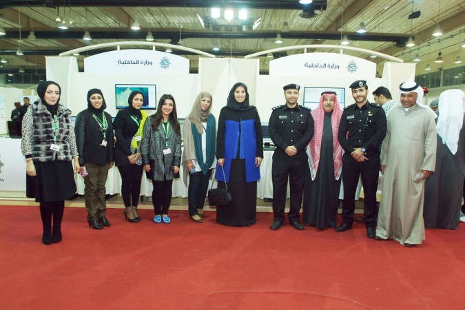 لقطة جماعية تضم الشيخة عايدة الصباح خلال زيارتها معرض انفو بيز﻿