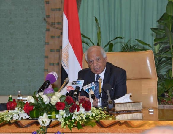 رئيس الوزراء المصري حازم الببلاوي خلال مؤتمره الصحافي في الرياض امس واس