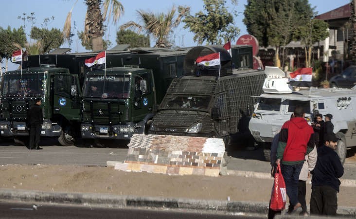 سيارات الشرطة امام البوابة الرئيسية لاكاديمية الشرطة خلال محاكمة الرئيس المعزول محمد مرسي في القاهرة امس افپ