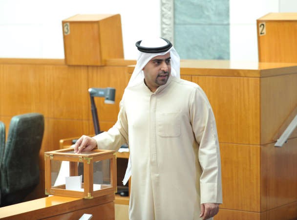 راكان النصف يدلي بصوته في انتخابات اللجان المؤقتة