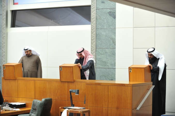 حمود الحمدان وجمال العمر وحمدان العازمي يصوتون
