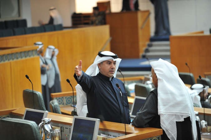 عبدالله التميمي متحدثا الى نبيل الفضل 