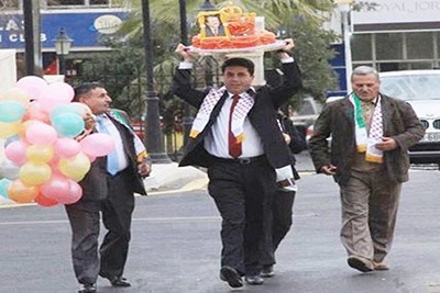 بالفيديو.. بـ "كيكة" وشموع وبالونات .. نائب أردني يحتفل بعيد ميلاد الملك تحت قبة البرلمان