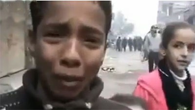 بالفيديو.. فتى سوري يبكي ألماً وقهراً من شدة الجوع