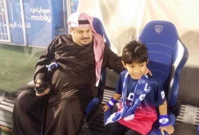 بالفيديو.. رئيس الهلال السعودي يواسي الطفل الباكي ويعده بإحضار الكأس القادمة إلى منزله 