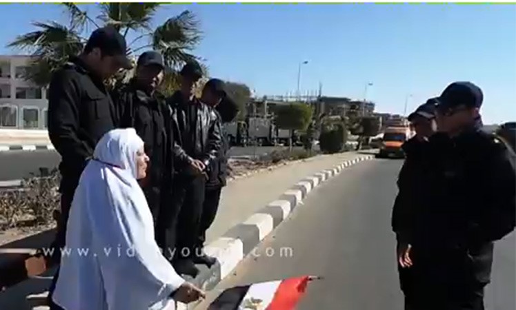 بالفيديو.. إمرأة مصرية تحاول تقبيل حذاء ضابط مصري 