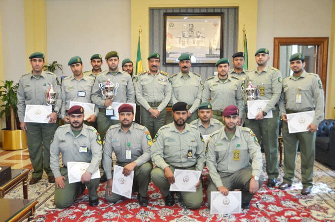 الفريق ناصر الدعي مع المشاركين في المبادرة