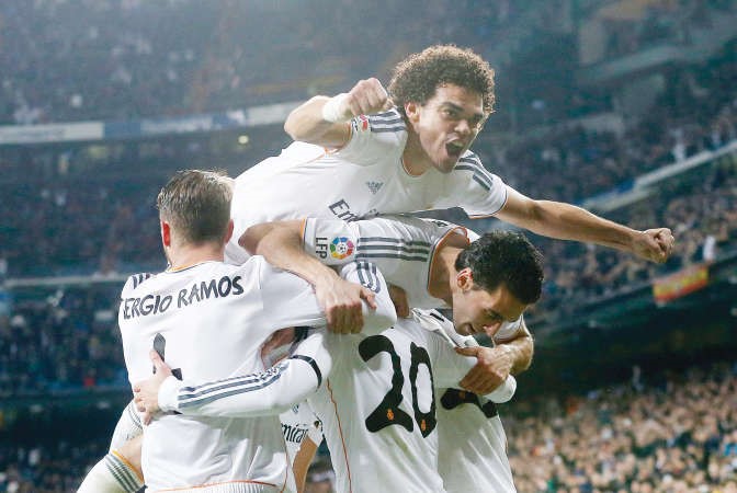 المدافع بيبي يعبر عن فرحته بهدفه الاول في مرمى اتلتيكو مدريد رويترز