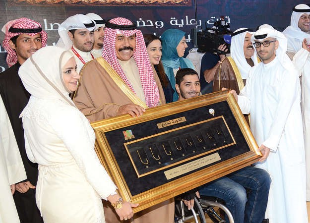 سموه يتلقى هدية تذكارية من الشباب المشاركين في المؤتمر الوطني للشباب﻿