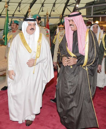 سمو ولي العهد مستقبلا ملك البحرين الشيخحمد بن عيسى ال خليفة خلال زيارته الى الكويت لحضور القمة الخليجية﻿