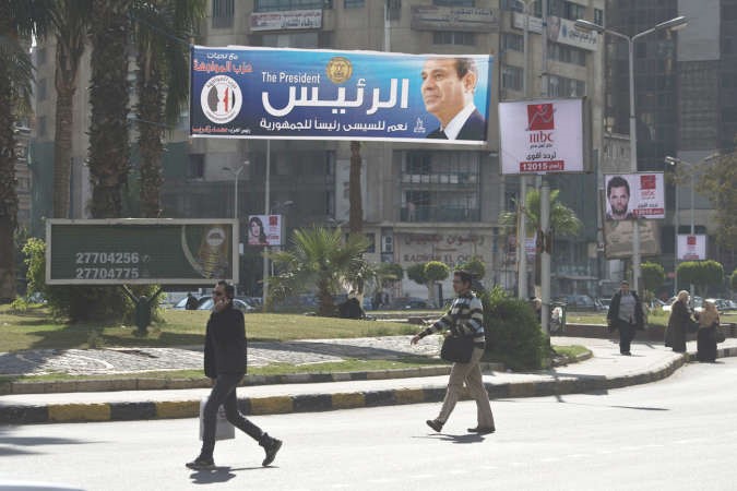 يافطة تحمل صورة المشير عبد الفتاح السيسي تحت عنوان الرئيسوسط القاهرة امس افب
