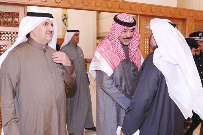 الشيخ محمد الخالد مصافحا حمدان العازمي وبجانبه سلطان الشمري﻿