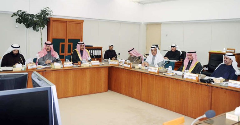 رئيس مجلس الامة مرزوق الغانم متوسطا مبارك الخرينج وعلي الراشد وصالح عاشور خلال اجتماعهم في اللجنة الخارجية مع الشيخ صباح الخالد والشيخ محمد الخالد ود نايف العجمي