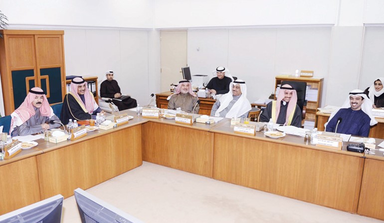 رئيس مجلس الامة مرزوق الغانم متوسطا نائبه مبارك الخرينج وعلي الراشد وصالح عاشور خلال اجتماع اللجنة الخارجيةمع الشيخ صباح الخالد والشيخ محمد الخالد