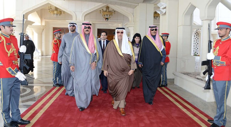 سمو رئيس الوزراء الشيخ جابر المبارك لدى مغادرته البلاد وفي وداعه الشيخ صباح الخالد والشيخ محمد الخالد﻿