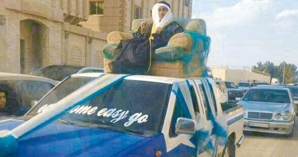 صورة: شاب سعودي يقيم حفل زفاف وهمي ويدعو أصدقائه وأقاربه لمشاركته الاحتفال